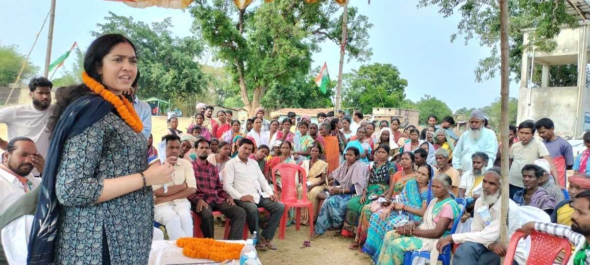 कांग्रेस प्रत्याशी ने रातू में की पदयात्रा, मतदान की अपील