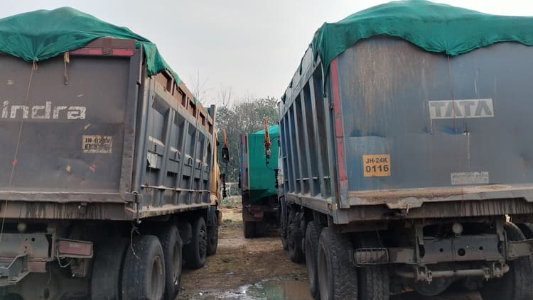 सिल्ली में पुलिस का छापा, बालू लदे चार हाइवा व टर्बो जब्त