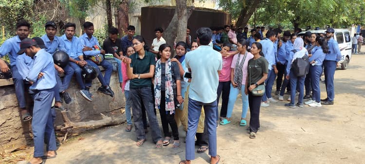 पेड़ गिरने की घटना में मृत सोनू की हुई अंत्येष्टि