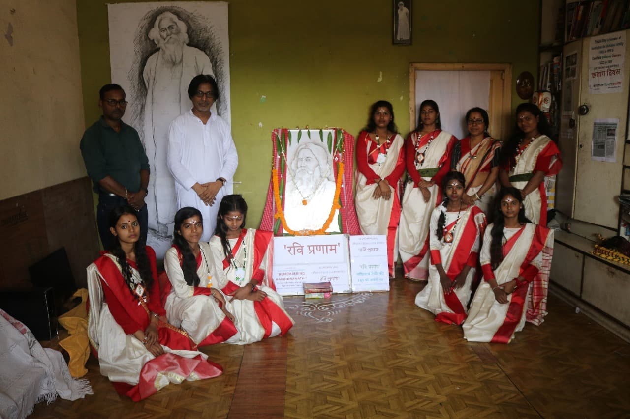 - तोमार आपन हाथेर दोले, दोलाऊ आमार हृदय