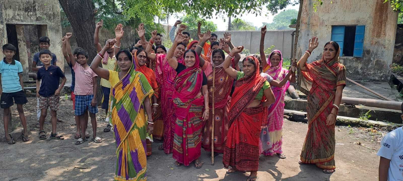 पानी के लिए केशलपुर हाजिरी घर के पास महिलाओं का प्रदर्शन