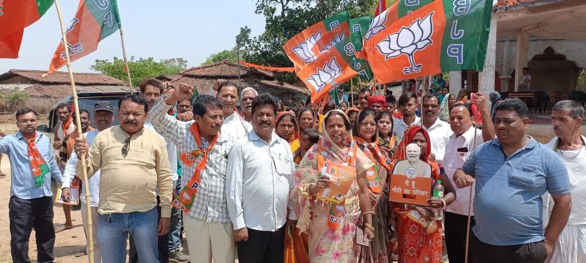 भाजपा ने कर्रा के डहकेला में की पदयात्रा