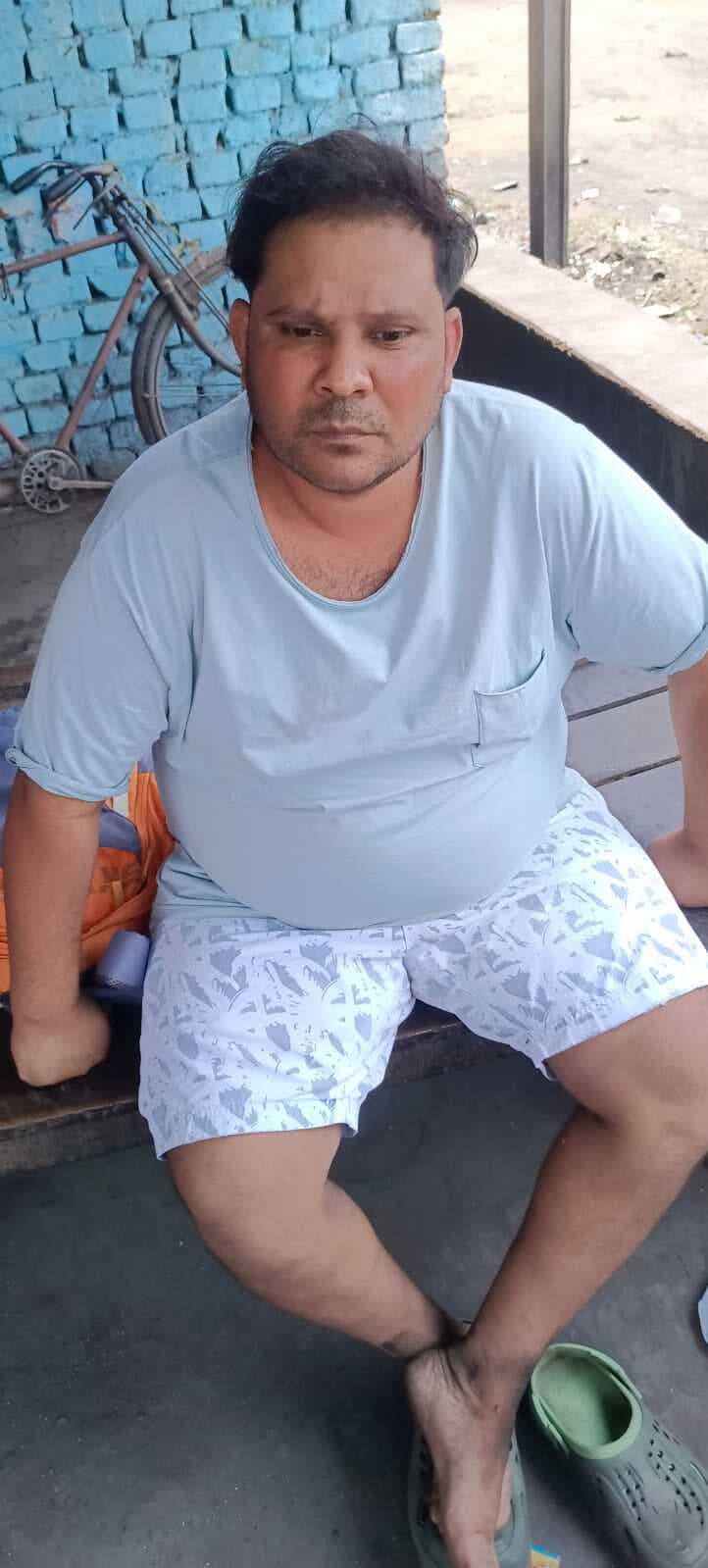 बेटिकट ट्रेन से उतारे गये अमर को युवाओं ने की मदद