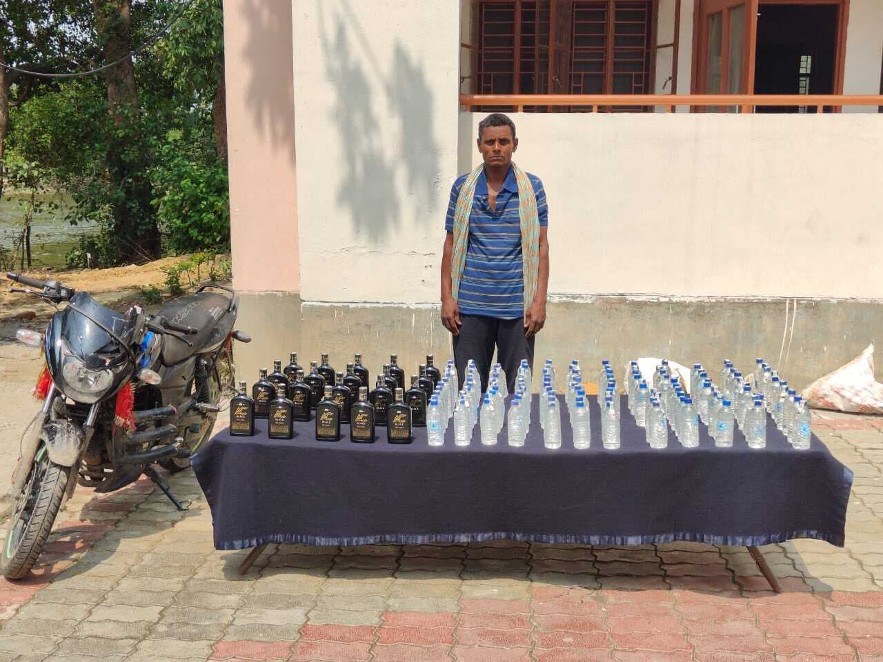 140 बोतल नेपाली शराब व बाइक के साथ तस्कर गिरफ्तार