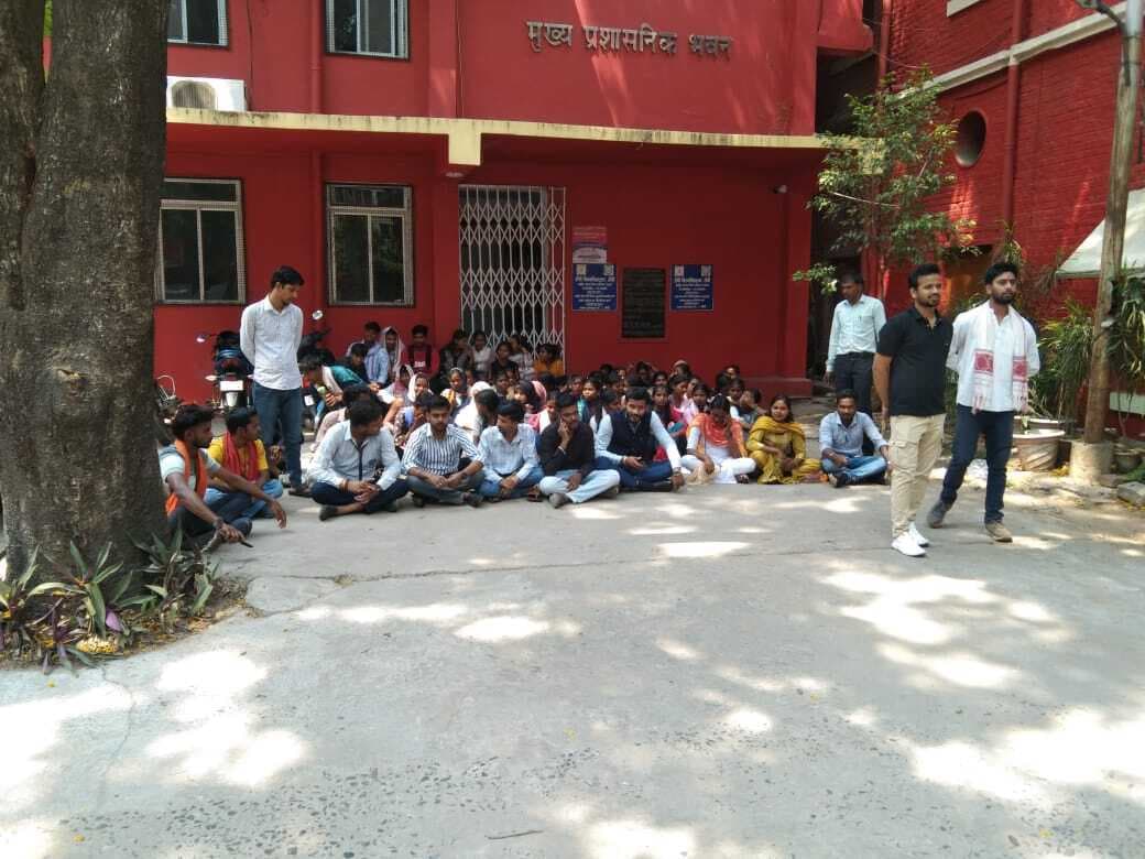 इंटर की पढ़ाई शुरू कराने को लेकर विद्यार्थी परिषद ने रांची विवि में दो घंटे तक की तालाबंदी
