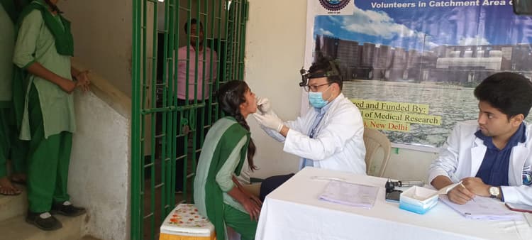 शिविर में 71 विद्यार्थियों की हुई जांच, ओएसएमएफ मिलने पर कराया जायेगा इलाज