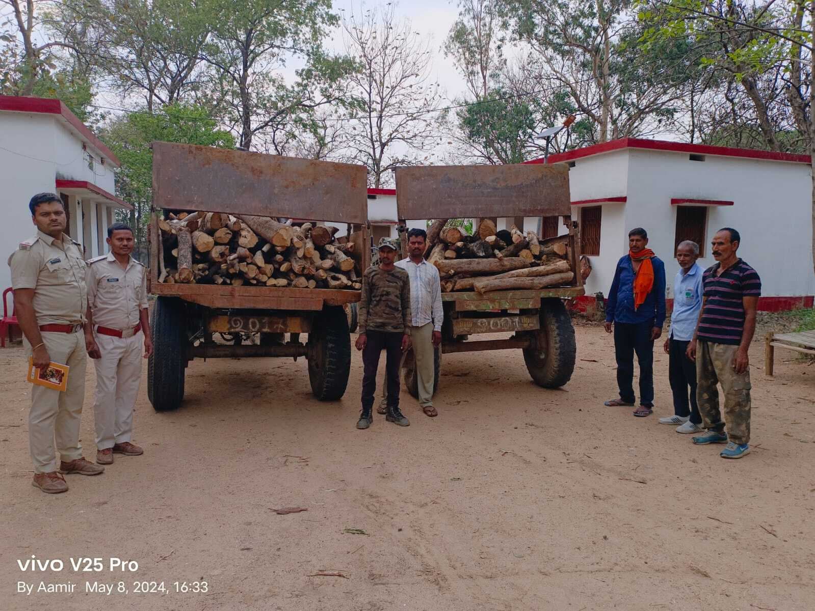 दो ट्रैक्टर जलावन की लकड़ी जब्त कर लौटे वन विभाग के कर्मी