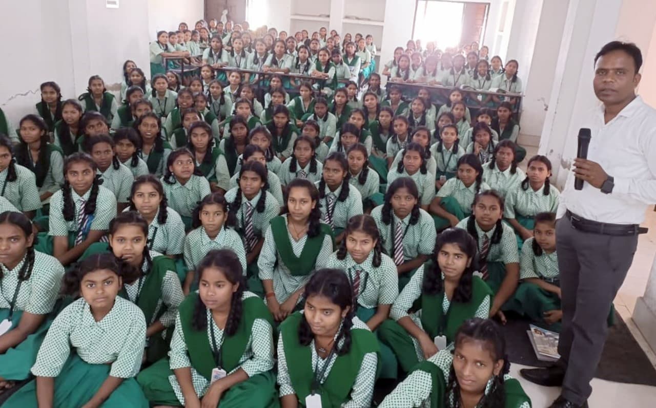 डालसा ने छात्राओं को दी कानूनी जानकारी