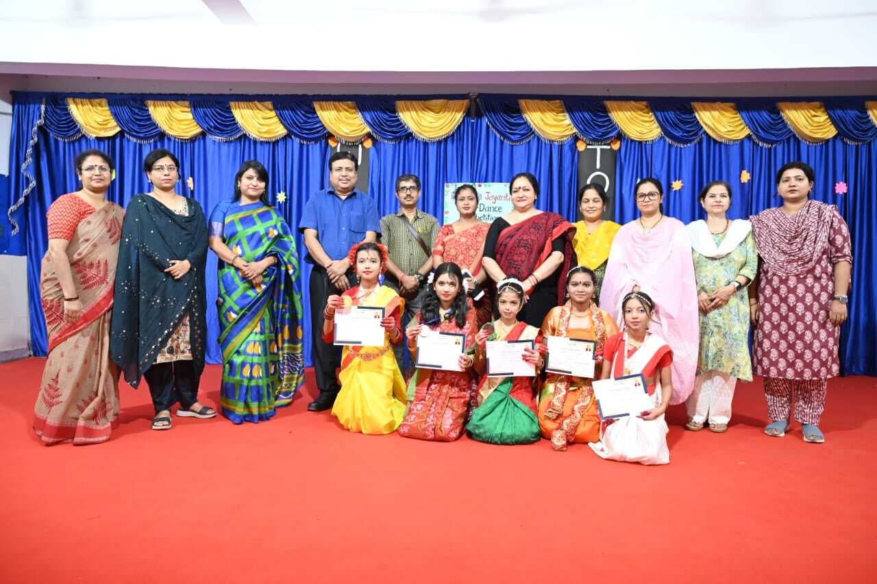 कैंपस : विश्वकवि रवींद्रनाथ टैगोर की 163वीं जयंती पर बच्चों ने अर्पित की श्रद्धांजलि