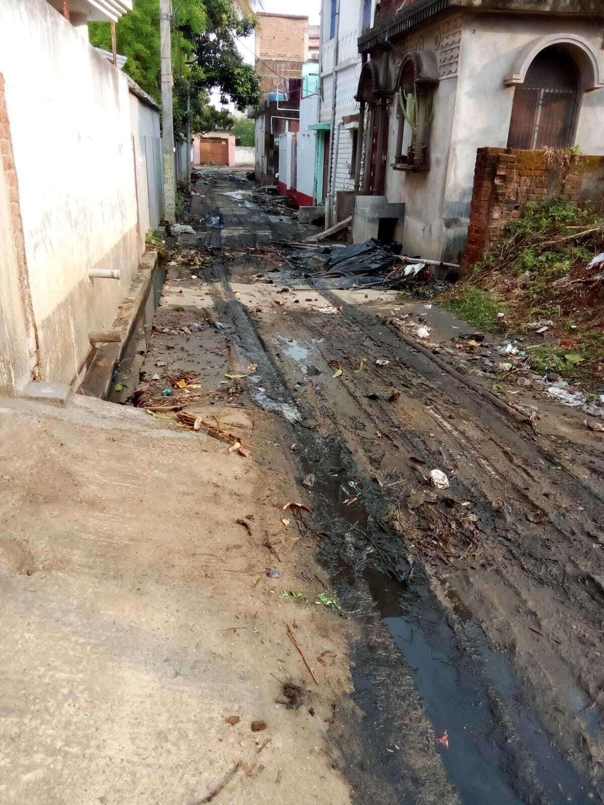 बारिश से जगह-जगह जलजमाव व गंदगी, सड़कों पर कीचड़