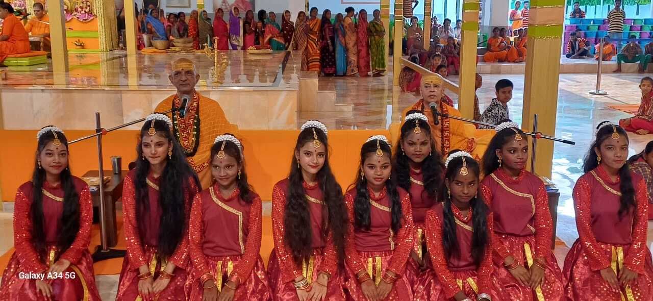 पैसा तो आता-जाता रहेगा, लेकिन शांति दूसरों की सेवा से मिलेगी : स्वामी निरंजनानंद