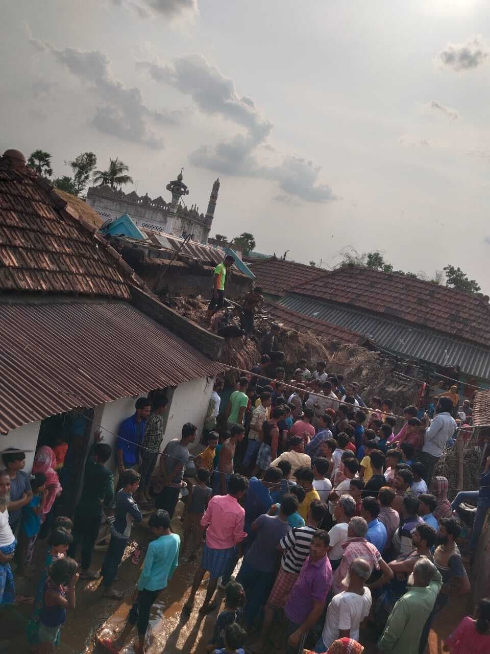 घर में अचानक लगी आग, हजारों रुपये का नुकसान