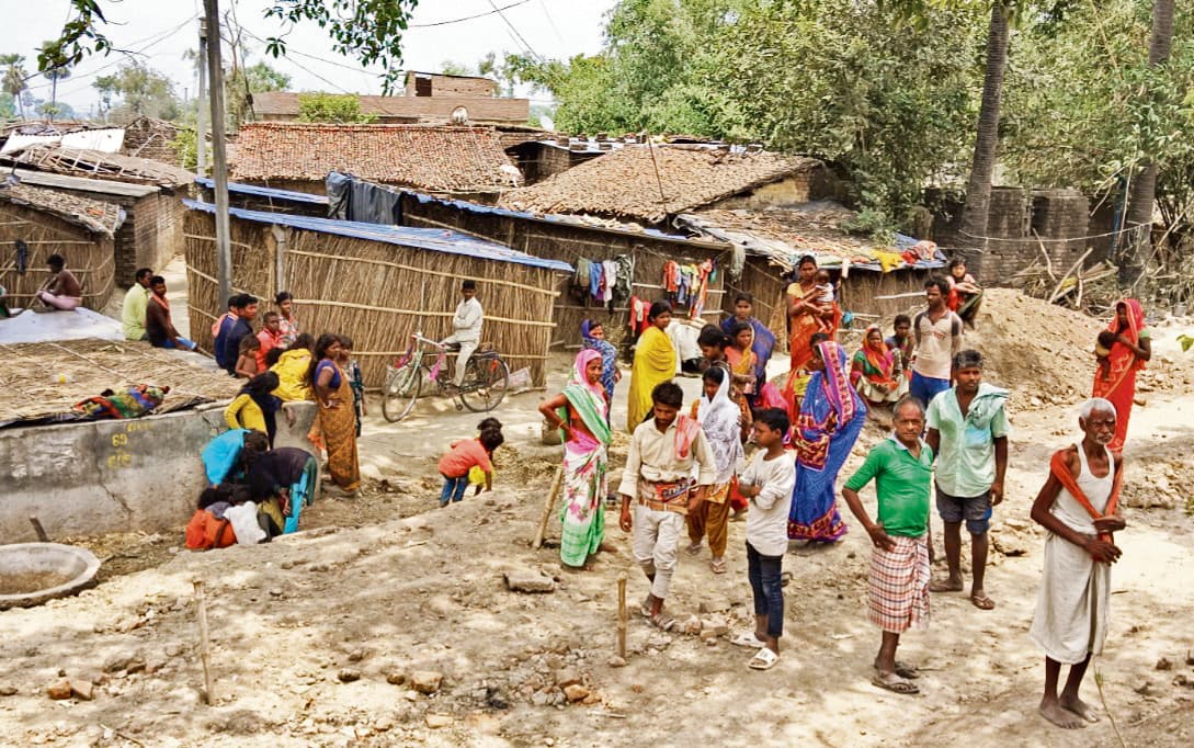 झुग्गी-झोंपड़ी हटाये जाने से आक्रोशित भूमिहीनों ने जाम की सड़क, किया प्रदर्शन