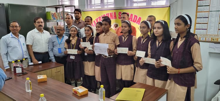 डाक विभाग ने विद्यार्थियों में बांटी छात्रवृत्ति