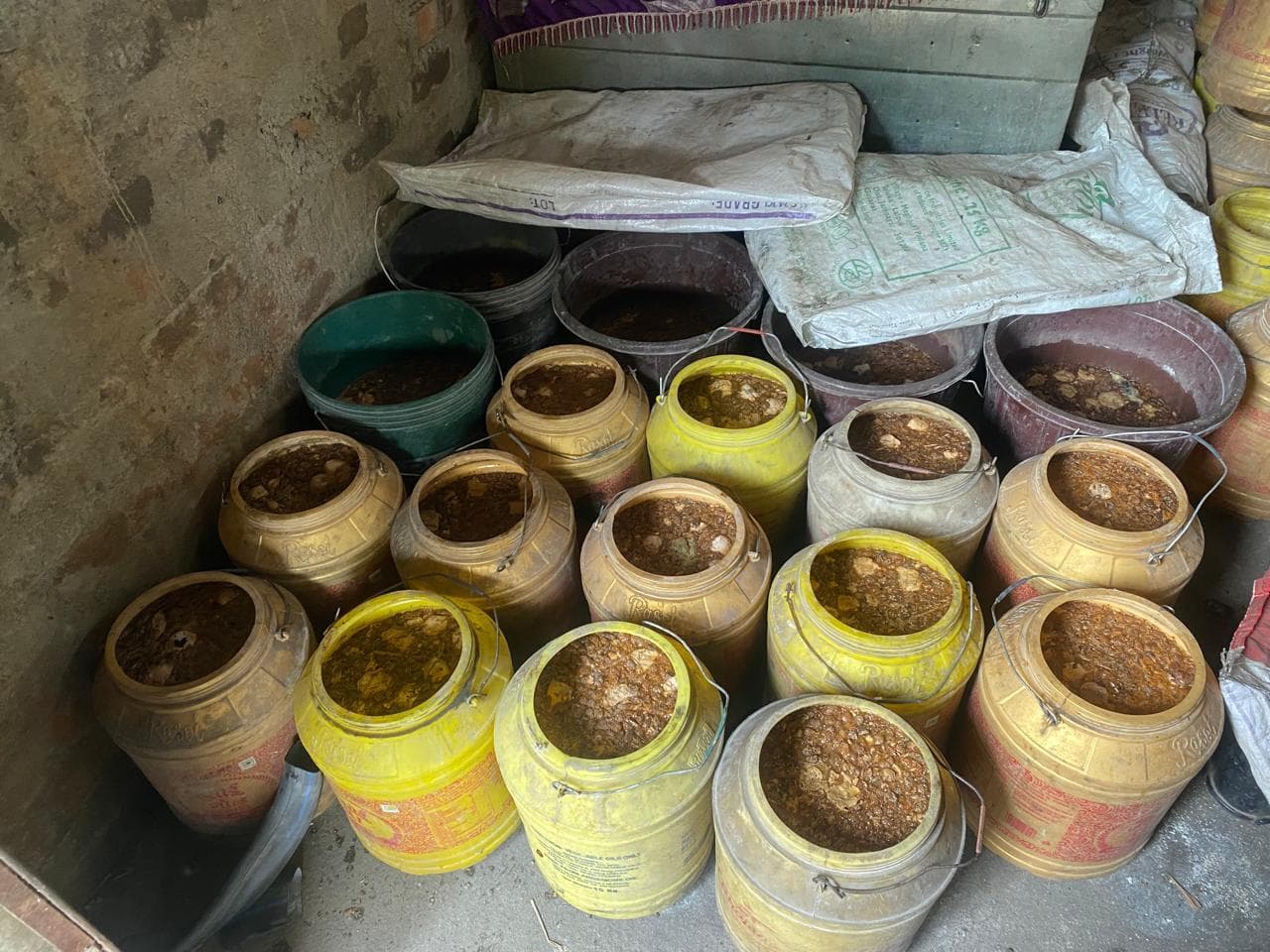 अलग-अलग जगह छापेमारी कर 154 लीटर शराब जब्त, एक गिरफ्तार