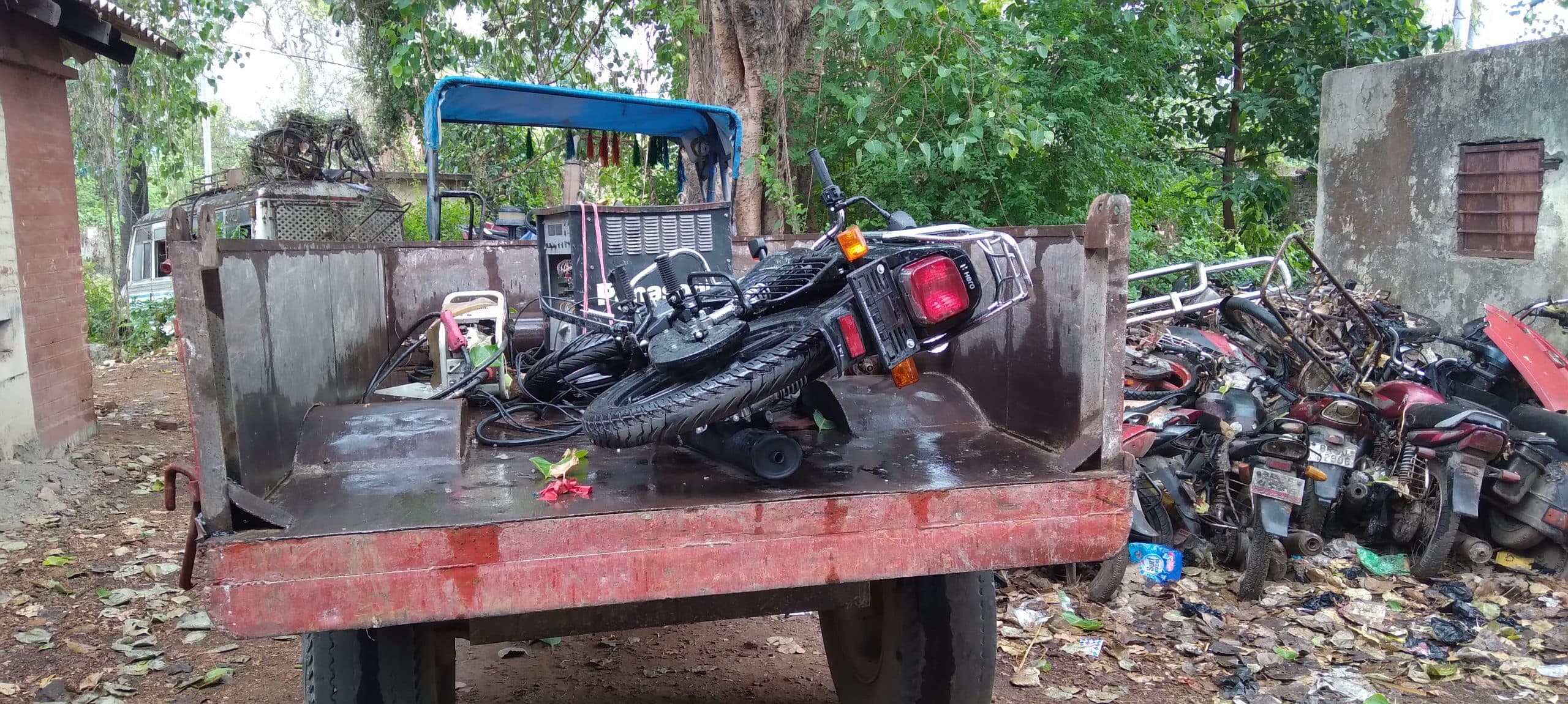 खड़े ट्रैक्टर से टकरायी बाइक, दो की मौत