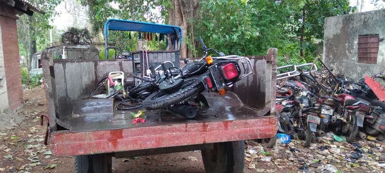 खड़े ट्रैक्टर से टकरायी बाइक, दो की मौत