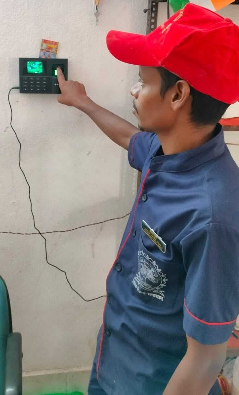 बाबा मंदिर को जोड़ने वाले संपर्क पथों पर की गयी बैरिकेडिंग