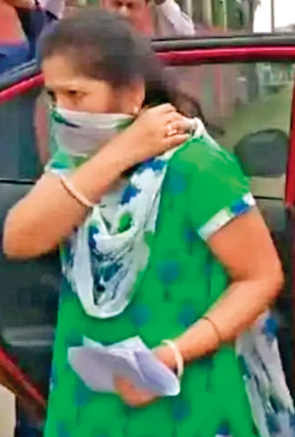 नोटों के बंडलों के साथ पर्चियां मिलीं देनेवाले और हिस्सेदारों के भी हैं नाम