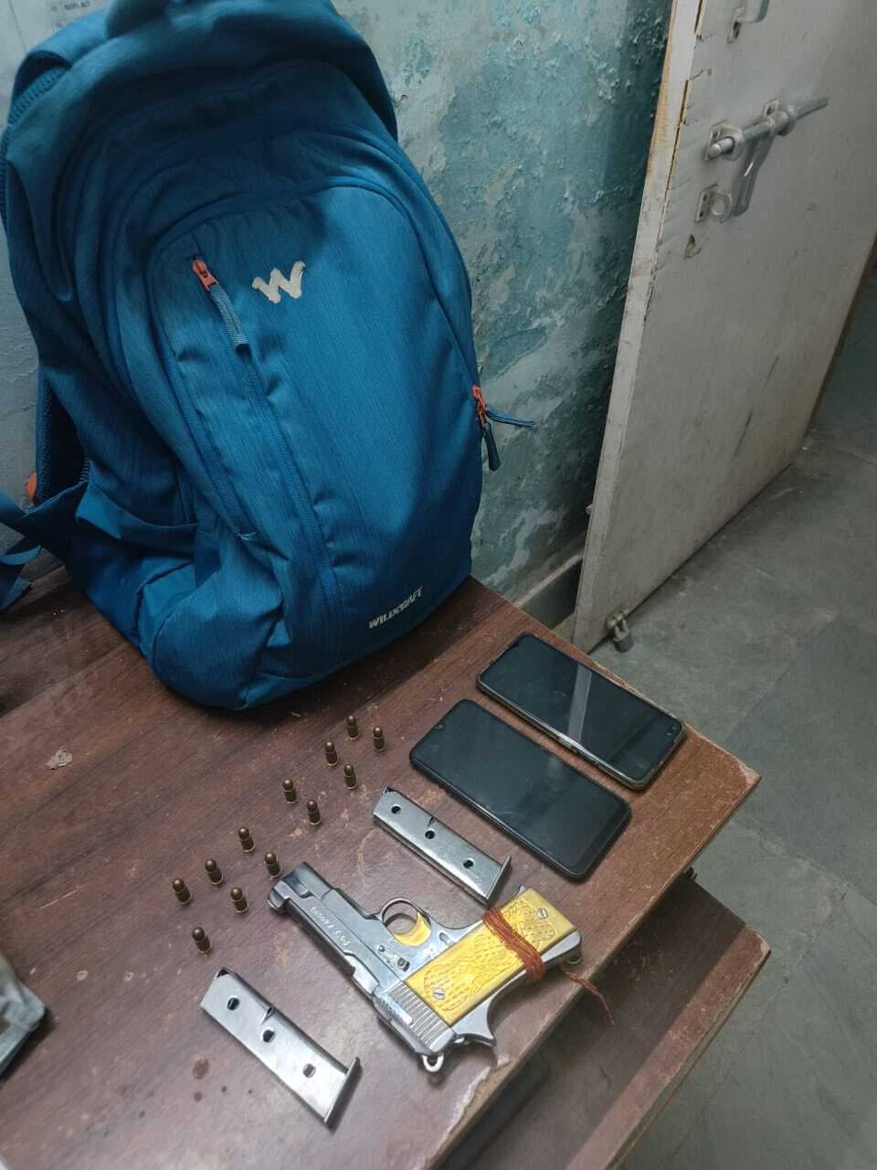 Patna : बाकरगंज में मोबाइल दुकानदार पर तानी पिस्तौल, पूर्व मुखिया का बेटा गिरफ्तार