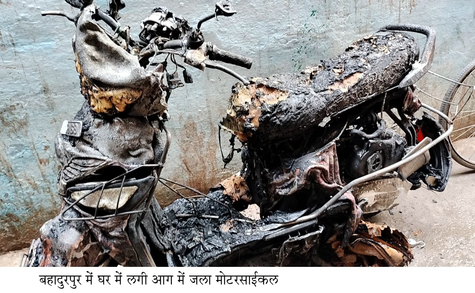 शॉर्ट सर्किट से एसी में लगी आग, स्कूटी व बाइक जली, पांच जख्मी