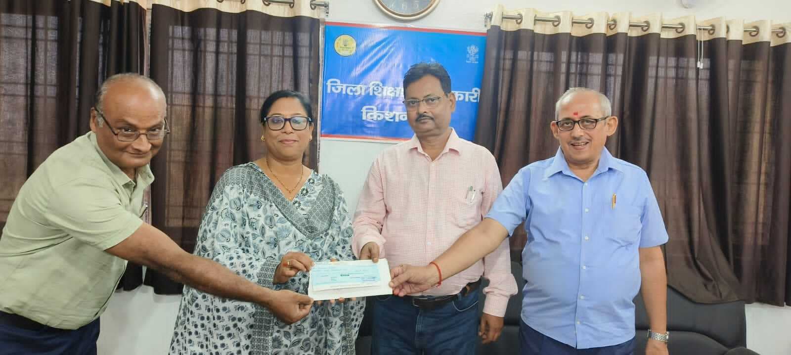 पुरस्कार राशि का चेक देकर शिक्षिका को किया सम्मानित