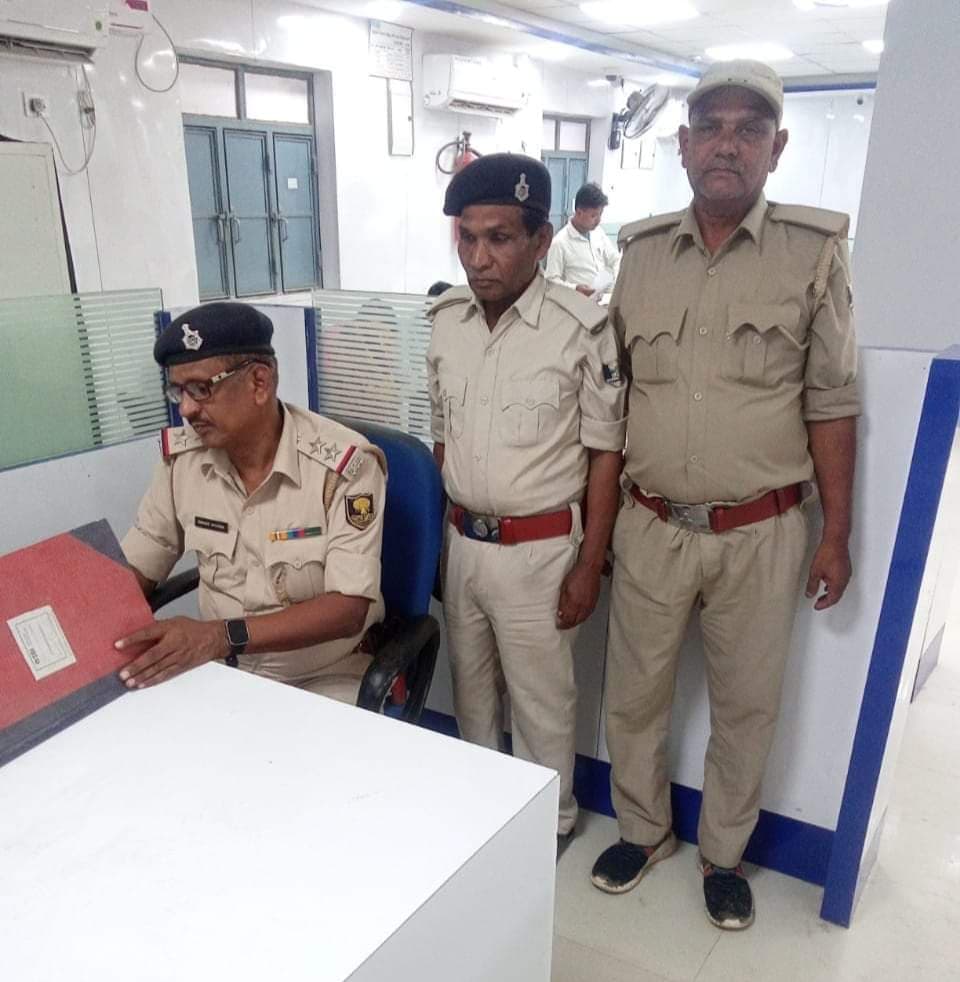 बैंक की सुरक्षा व्यवस्था का पुलिस ले रही जायजा