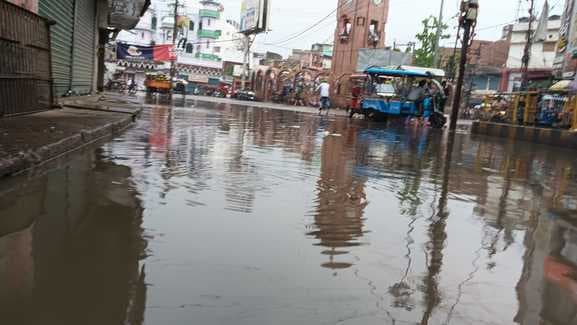 दो घंटे की बारिश में पानी - पानी हुआ शहर, लोगों को उठानी पड़ी परेशानी