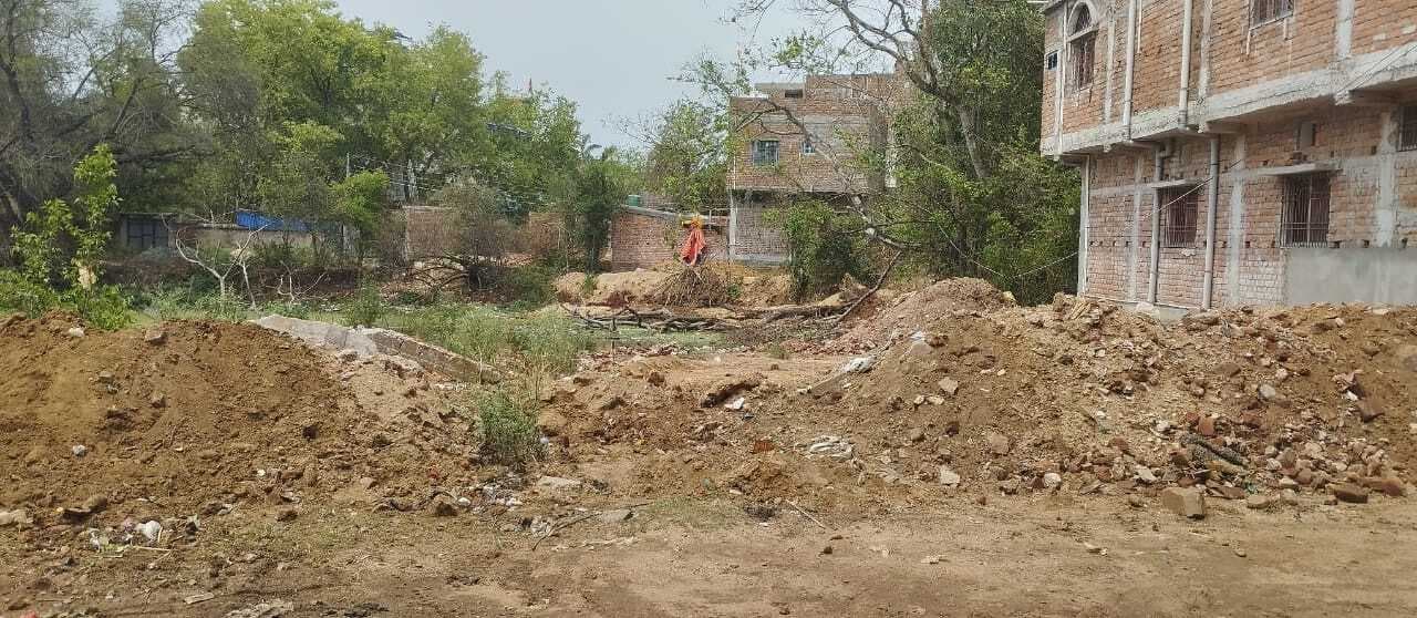 सुनियोजित तरीके से हरिहरबाड़ी तालाब का मिटाया जा रहा अस्तित्व