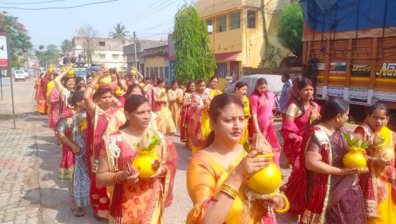 श्रीमद्भागवत कथा को लेकर निकाली गयी कलश यात्रा, पारपंरिक वेशभूषा में महिलाएं हुई शामिल