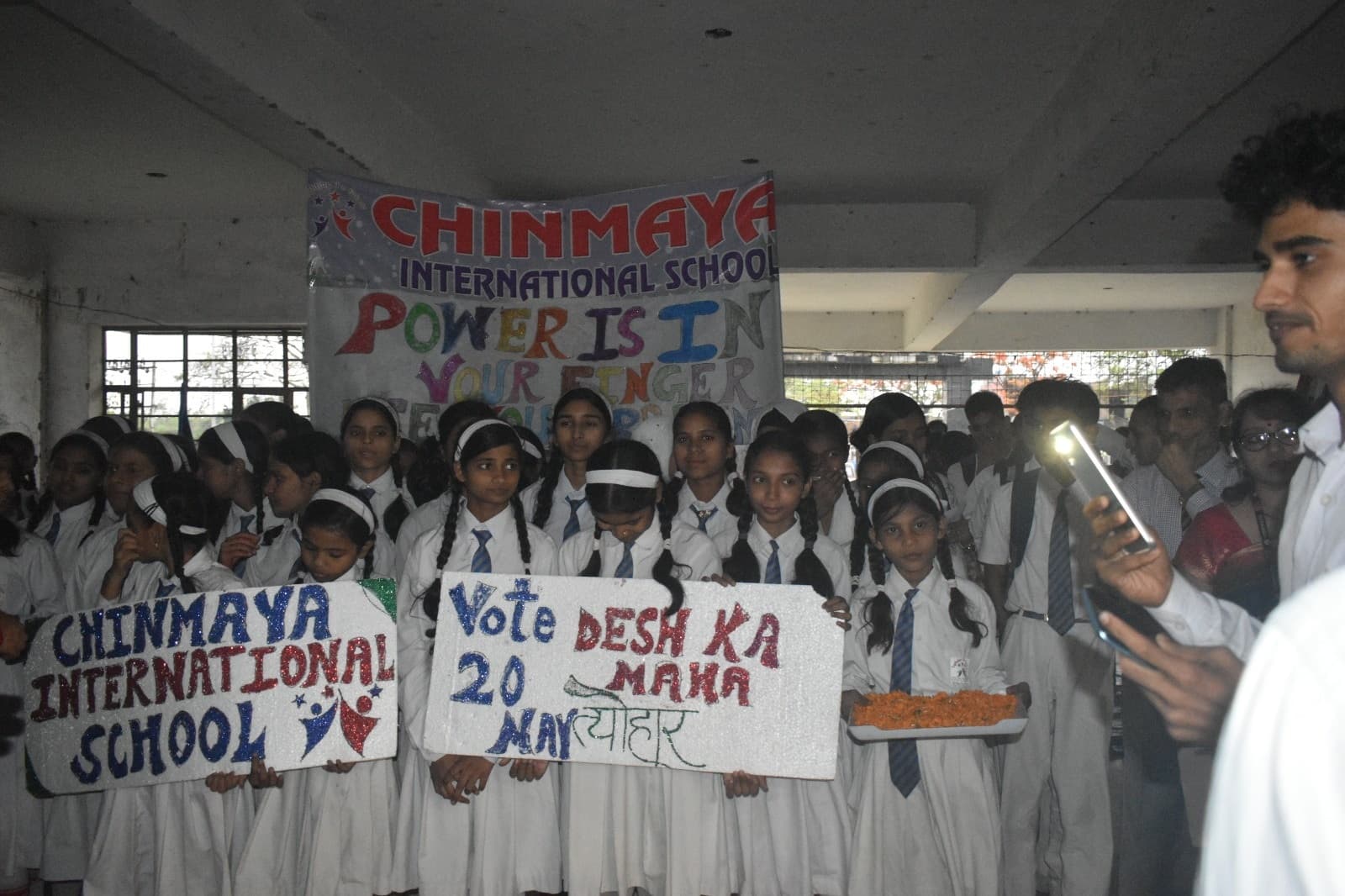 बच्चों ने मतदाताओं को किया जागरूक