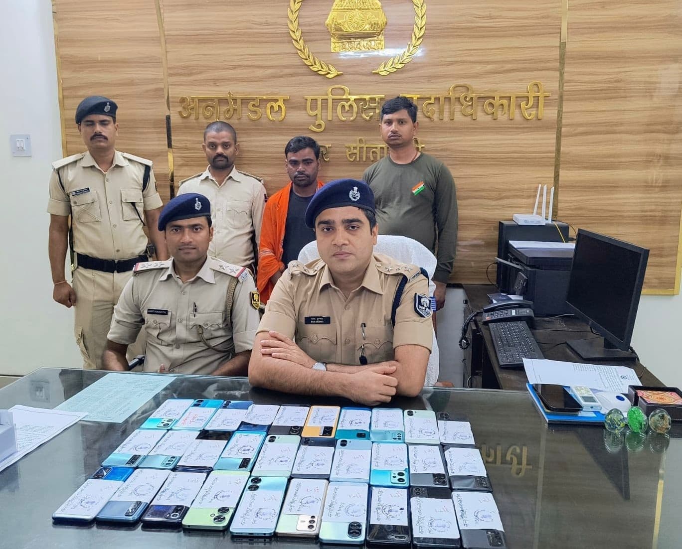 रून्नीसैदपुर में कार से चोरी के 30 स्मार्ट फोन बरामद, चालक गिरफ्तार