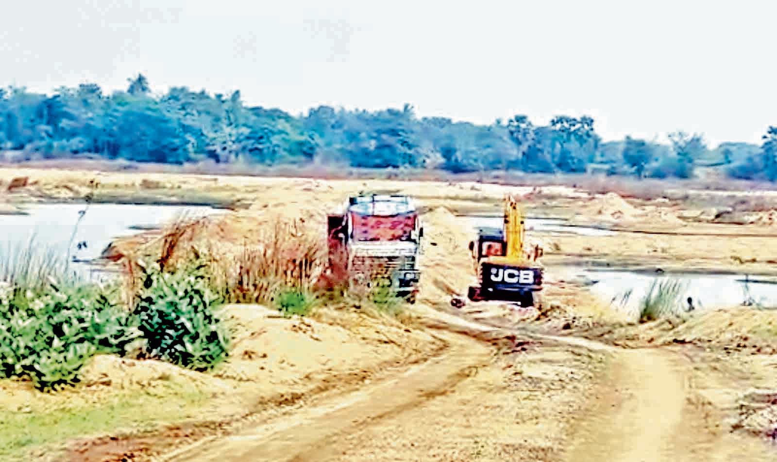 WB News : निष्पक्ष चुनाव में बालू का अवैध कारोबार बाधक