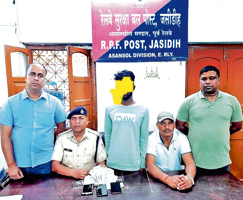 ट्रेन में चोरी करने वाले को पकड़ा