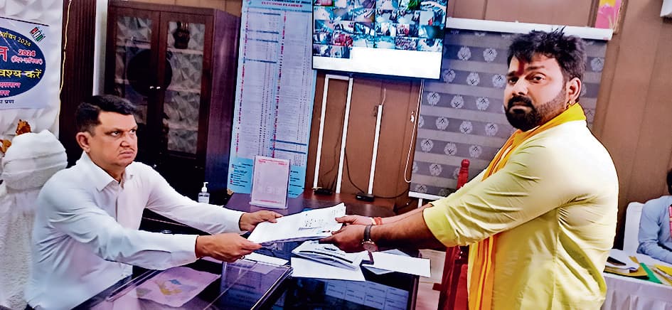 भोजपुरी अभिनेता पवन सिंह ने किया नामांकन