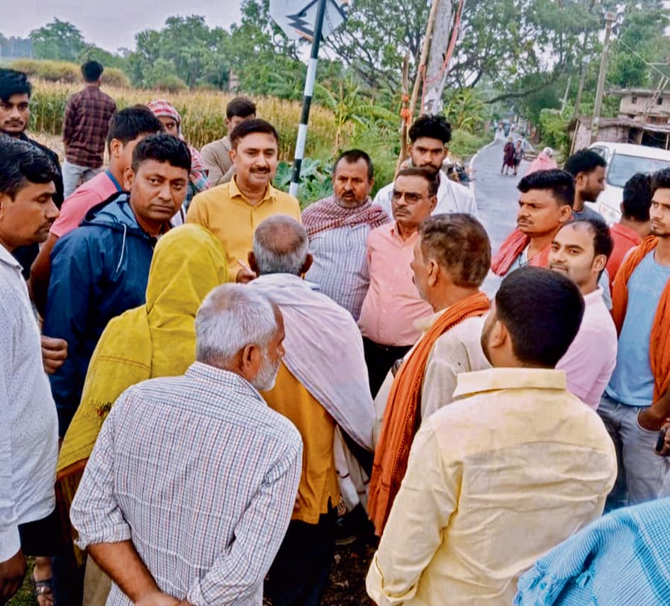 करनौती में ग्रामीणों के रोड नहीं तो वोट नहीं, आंदोलन के बाद गांव पहुंचे पदाधिकारी