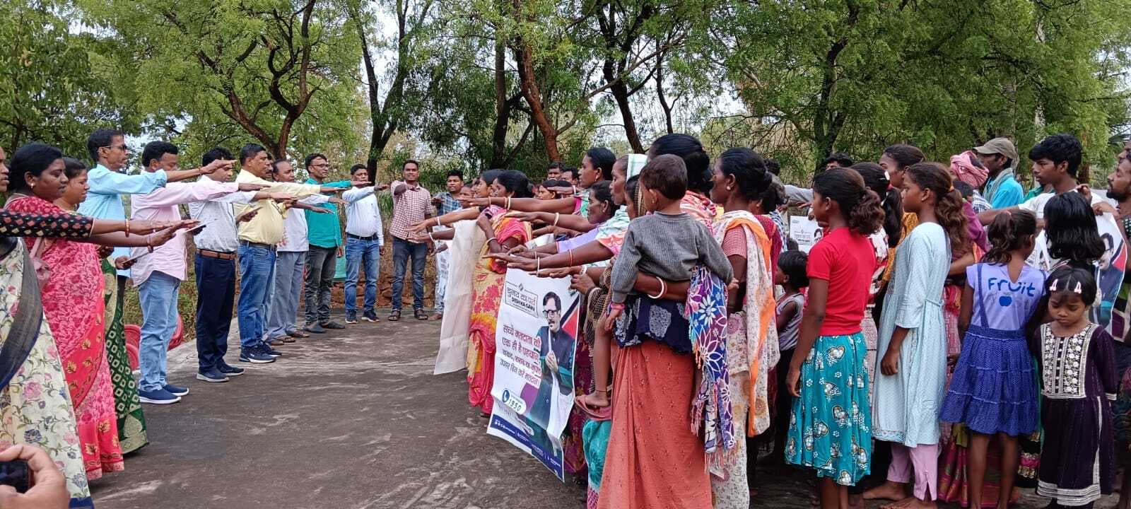 कैंडल जलाकर लोगों को मतदान के लिए किया गया जागरूक