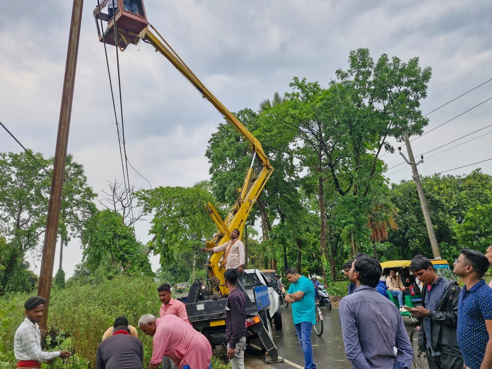 आंधी से बिजली के डेढ़ दर्जन पोल टूटे, बिजली आपूर्ति चरमरायी