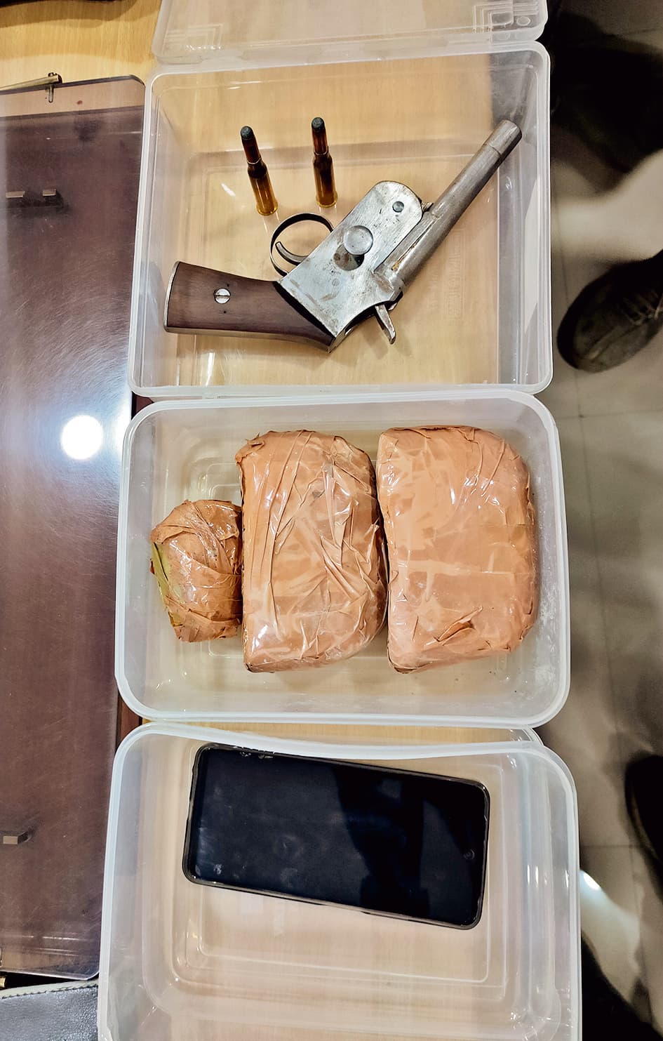 अपराध की योजना बनाते चार बदमाश चढ़े पुलिस के हत्थे, हथियार व चरस बरामद