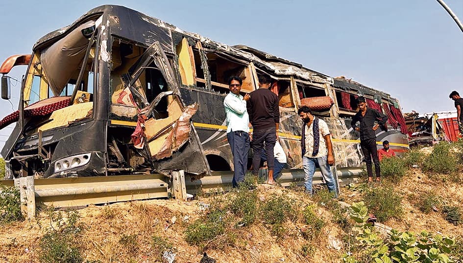 सीवान से दिल्ली जा रही बस कन्नौज में पलटी, दो की मौत, 30 यात्री घायल