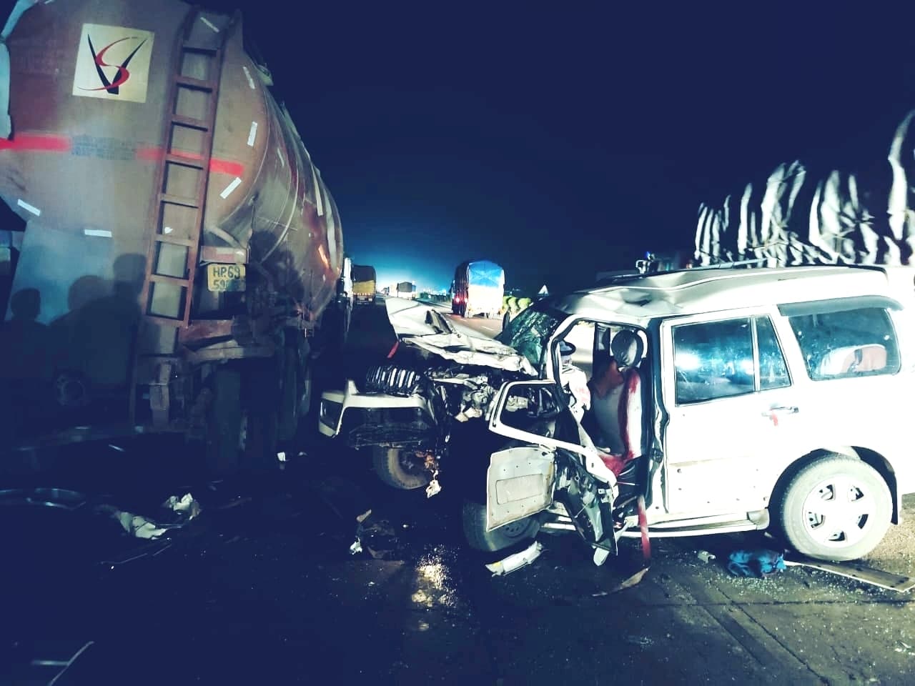 बारुण में ट्रक व स्काॅर्पियो की टक्कर में दो व्यक्तियों की मौत, पांच घायल