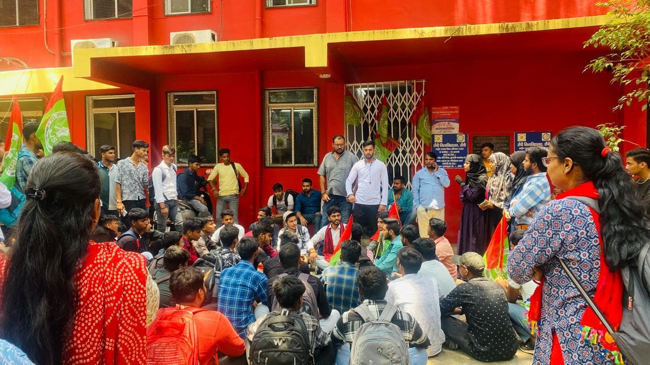 इंटर की पढ़ाई शुरू करने को लेकर रांची विवि मुख्यालय में की गयी तालाबंदी