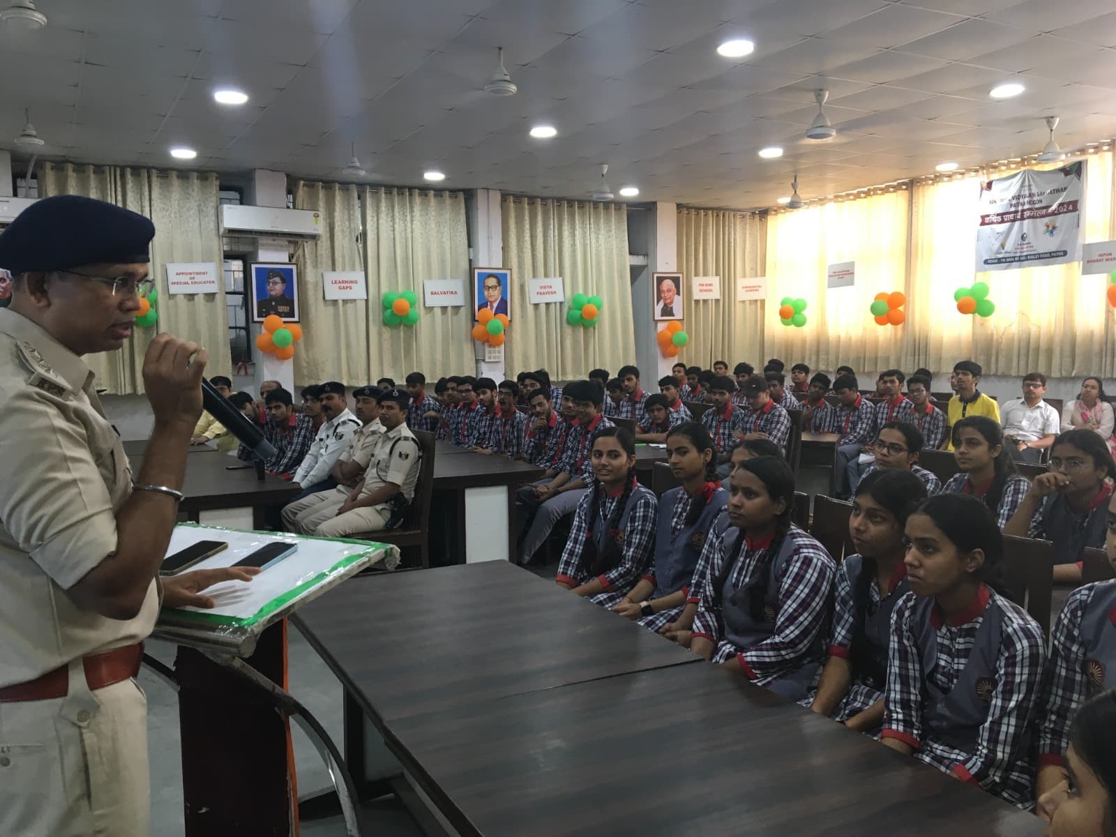 कैंपस : केवि में बच्चों को दी गयी यातायात नियमों की जानकारी