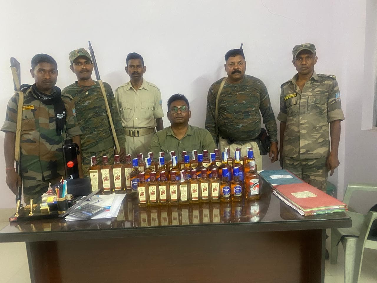 किराना दुकान में छापेमारी कर 36 बोतल शराब जब्त