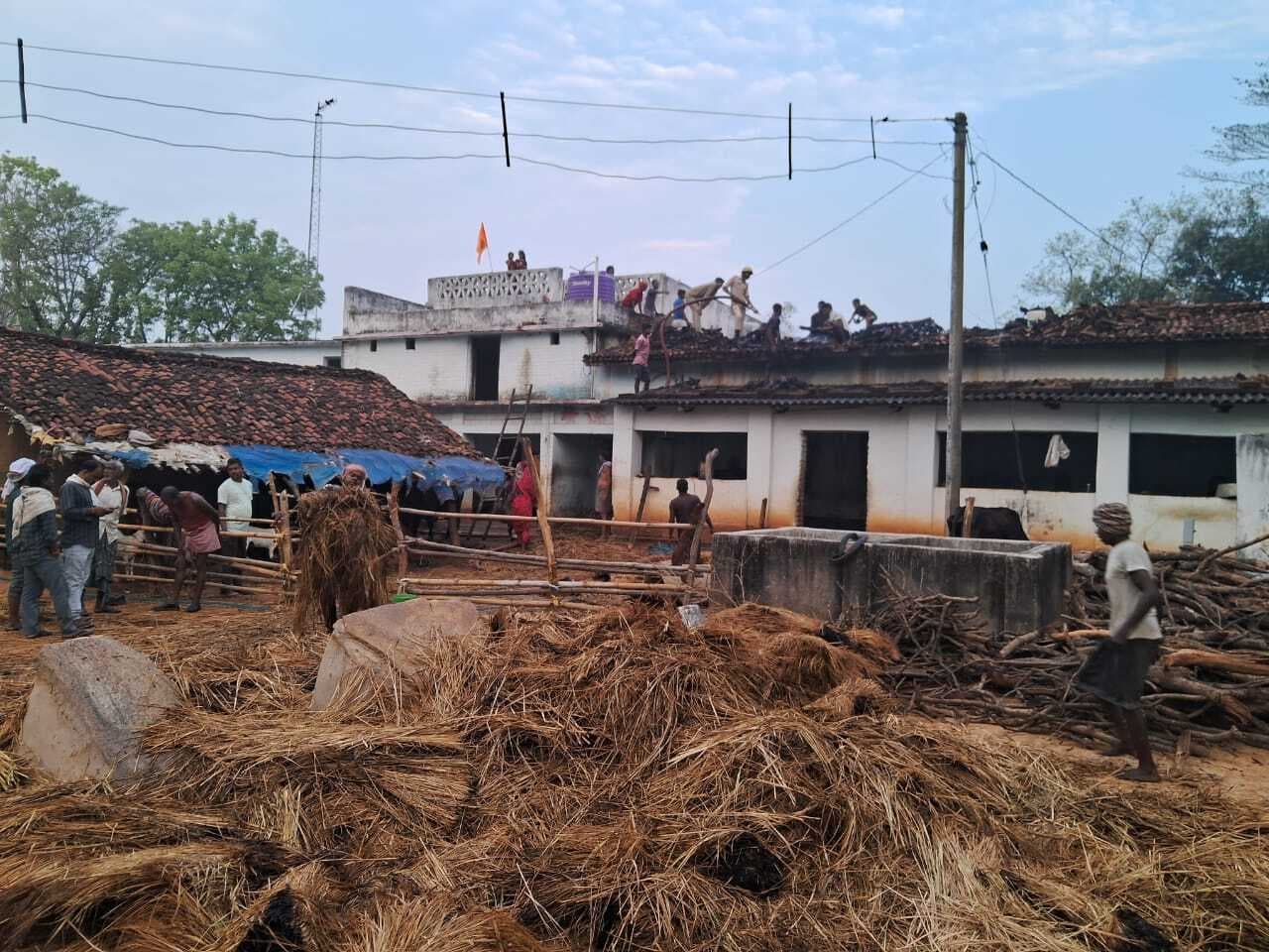 आग लगने से हजारों का नुकसान, घर में रखे खाद्यान्न, कपड़े व अन्य सामान जलकर राख