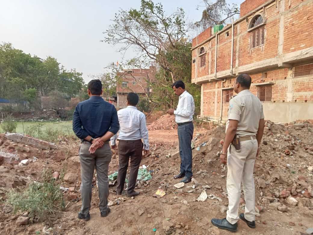 हरिहरबाड़ी तालाब की जांच में पहुंचे नगर आयुक्त, एसडीओ से की बात