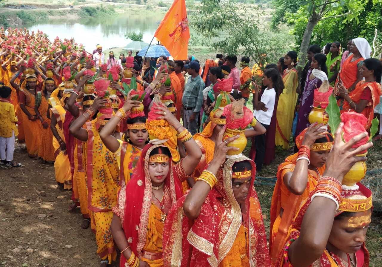 हेंदेबिली में कलश शोभायात्रा के साथ मंदिर प्राण प्रतिष्ठा शुरू