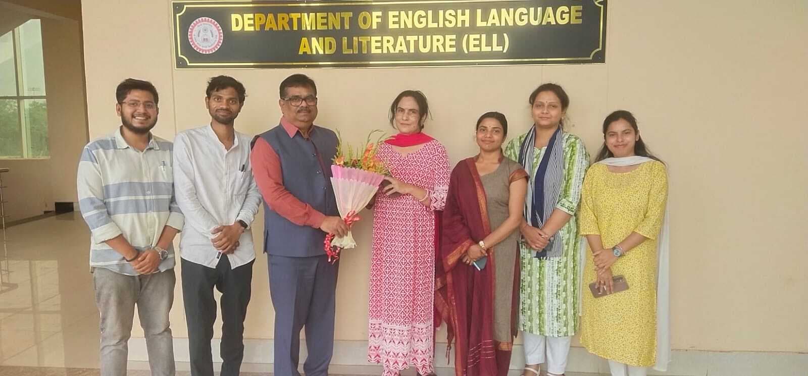 डीएसपीएमयू कुलपति ने इएलएल व रसायन शास्त्र विभाग का किया निरीक्षण