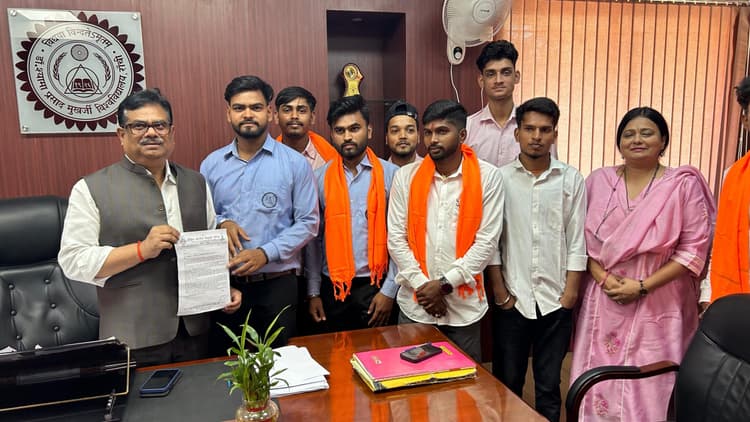 छात्र-छात्राओं से जुड़े मुद्दे पर एवीबीपी ने डीएसपीएमयू कुलपति को सौंपा ज्ञापन