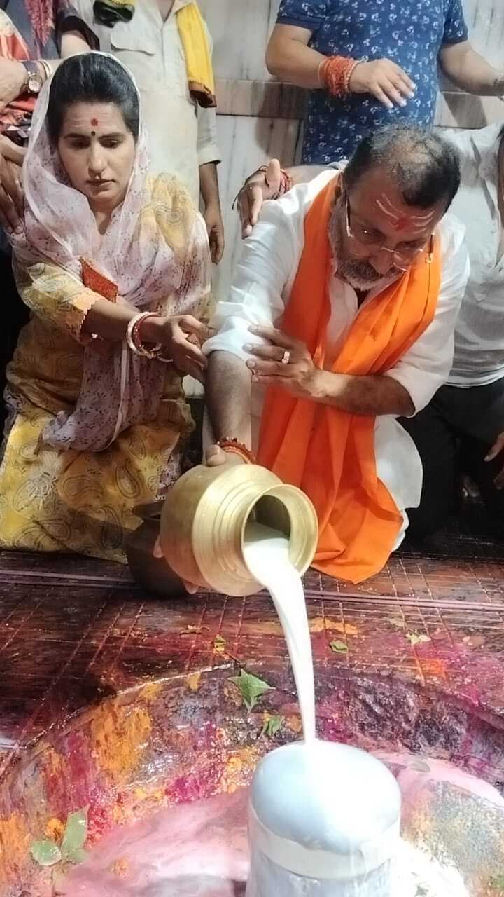 चुनाव :: भाजपा प्रत्याशी डॉ निशिकांत दुबे ने की बाबा फौजदारीनाथ की पूजा